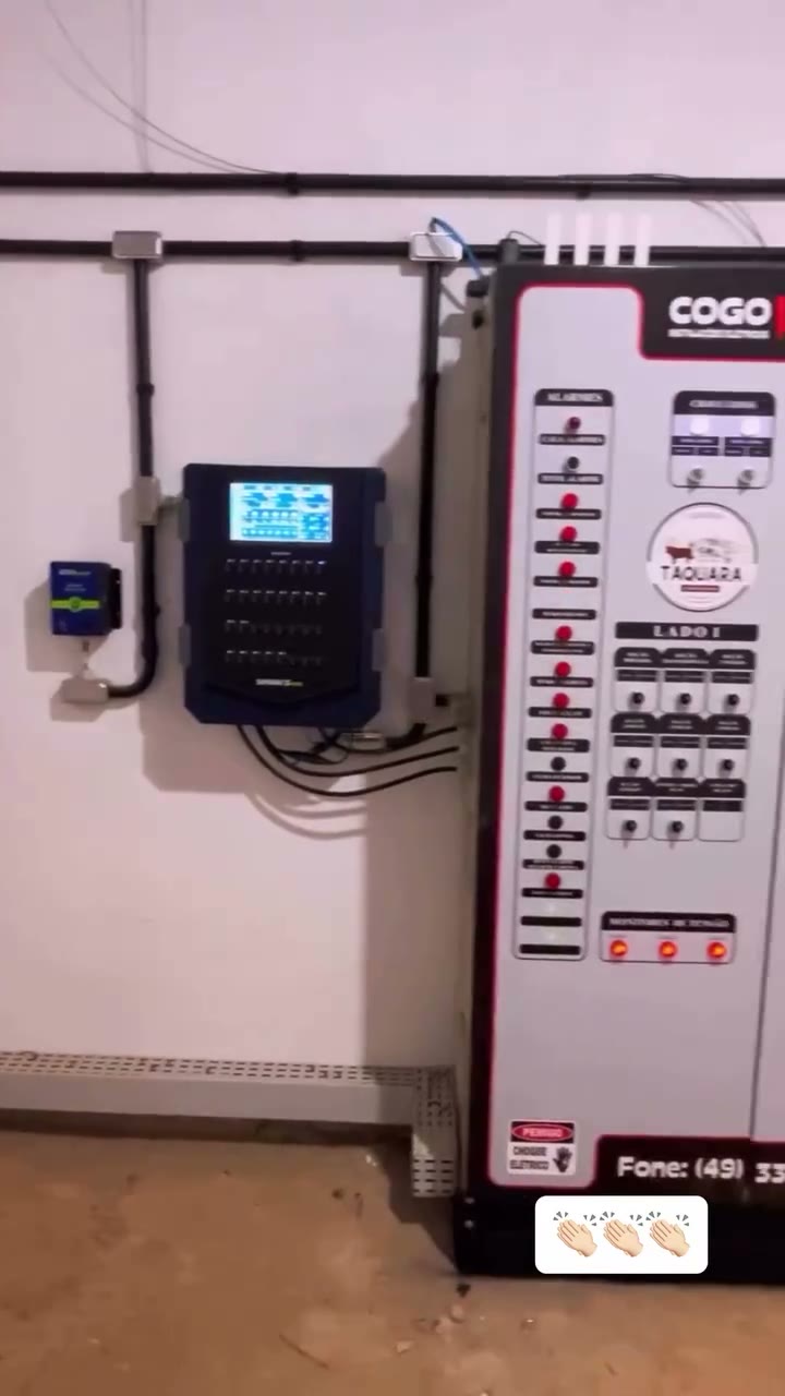 Painel e controladores Cogo em operação dentro de um aviário